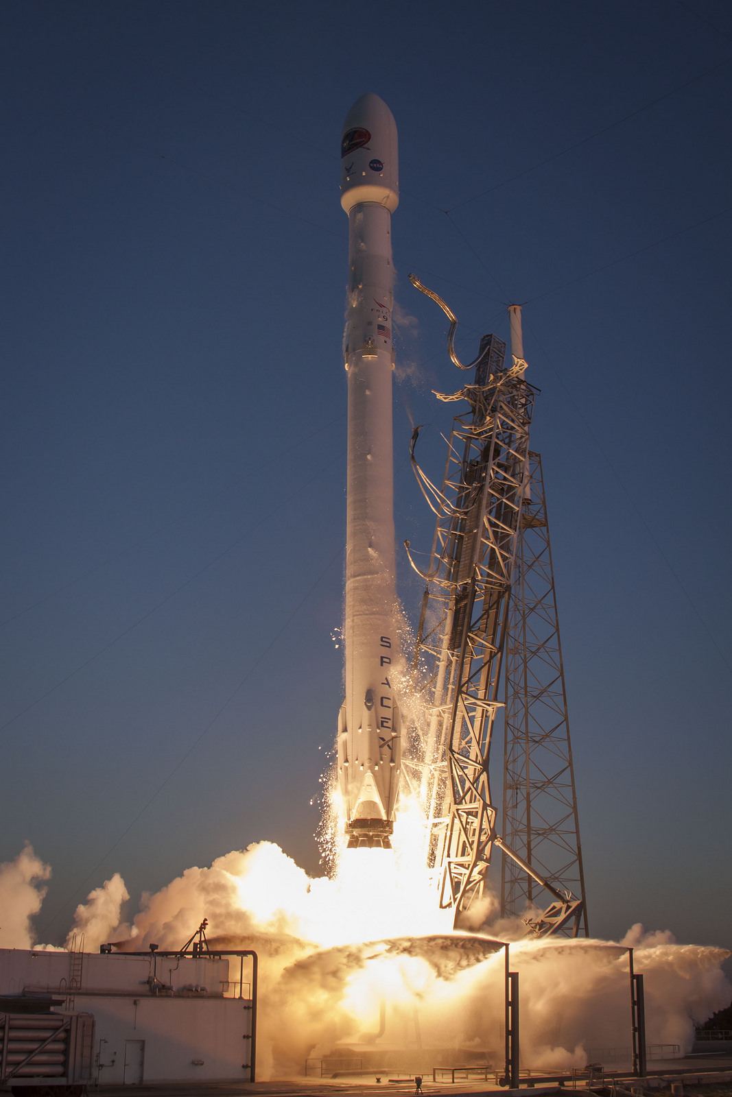 spacex3 Falcon 9 lifted off from SpaceX Launch Complex