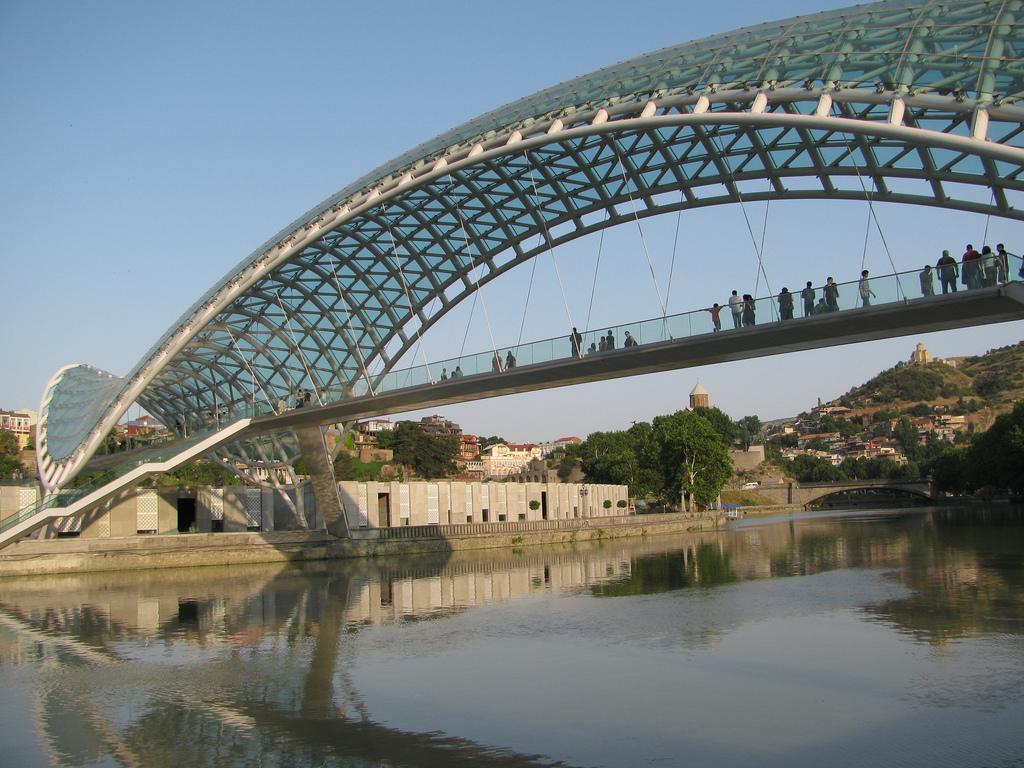 bridge of peace2 The Bridge of Peace in Tbilisi, Georgia