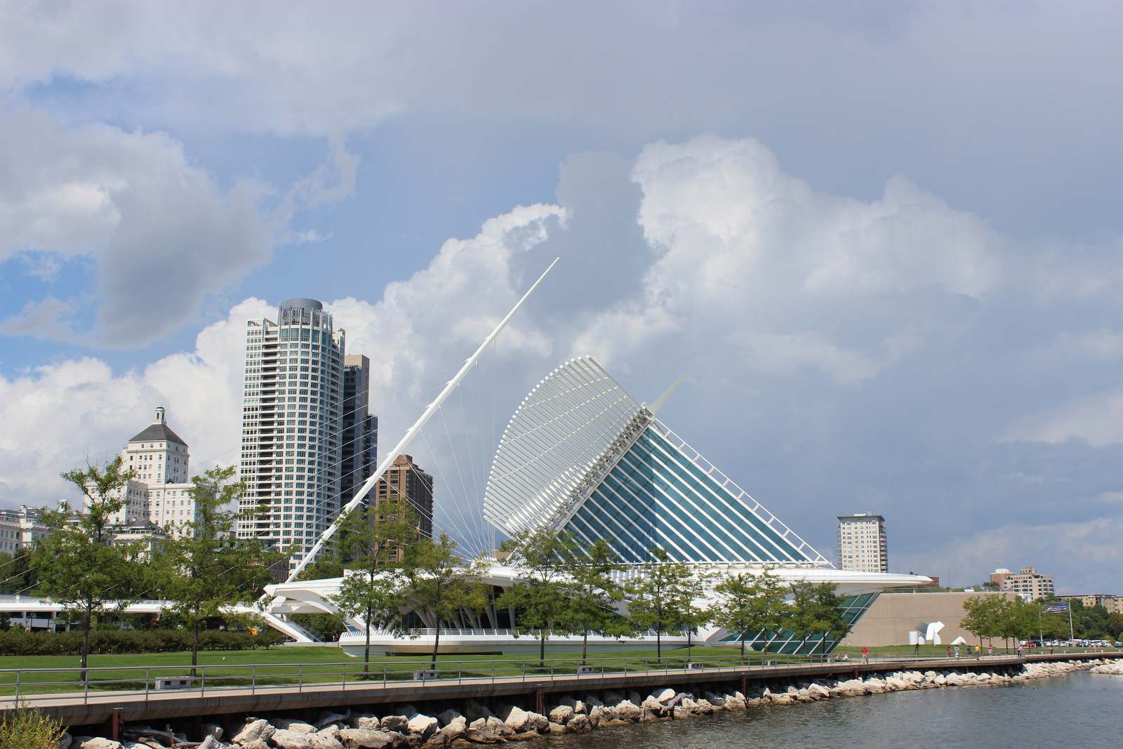 milwaukee art museum1 Modern Milwaukee Art Museum by Santiago Calatrava