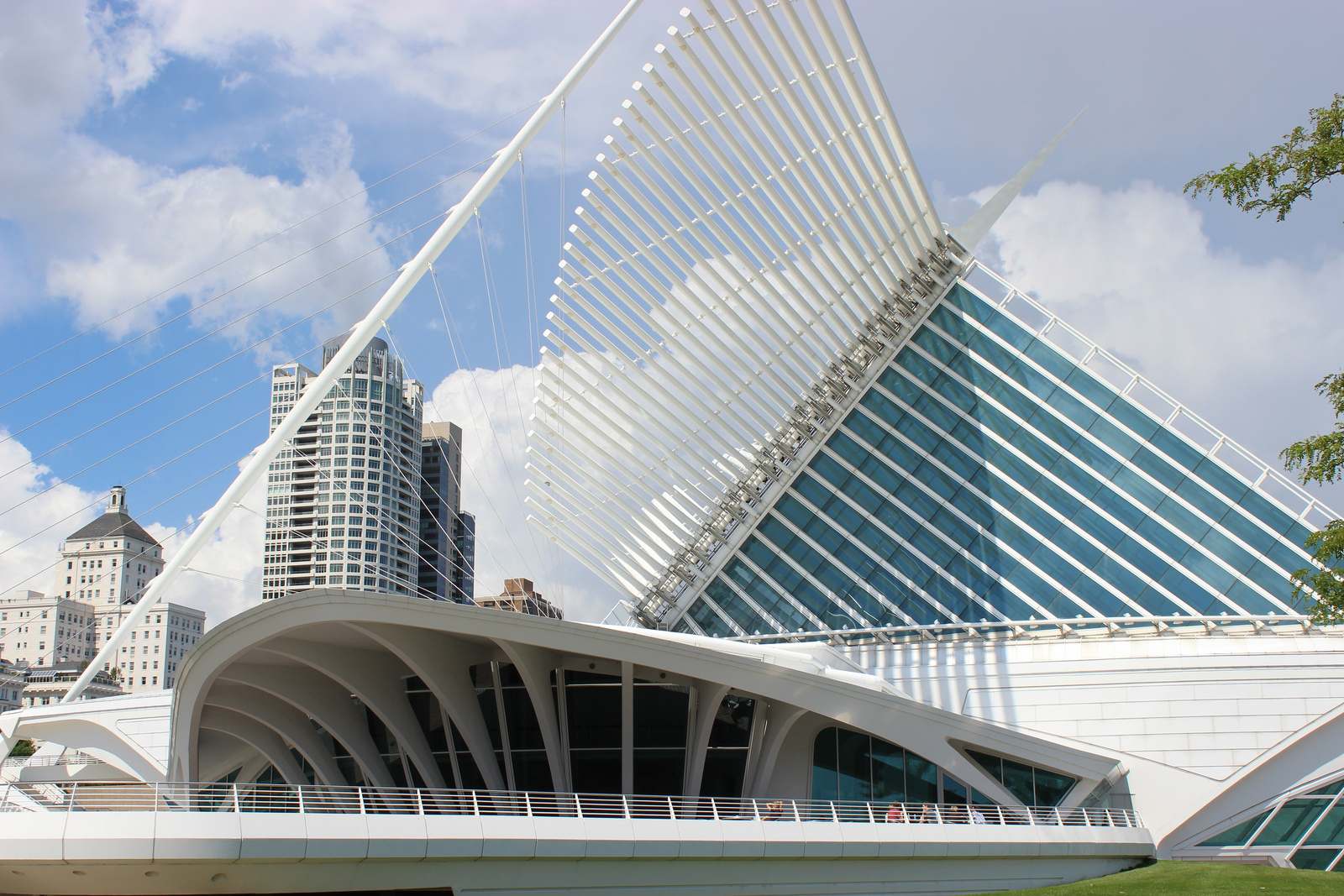 milwaukee art museum3 Modern Milwaukee Art Museum by Santiago Calatrava