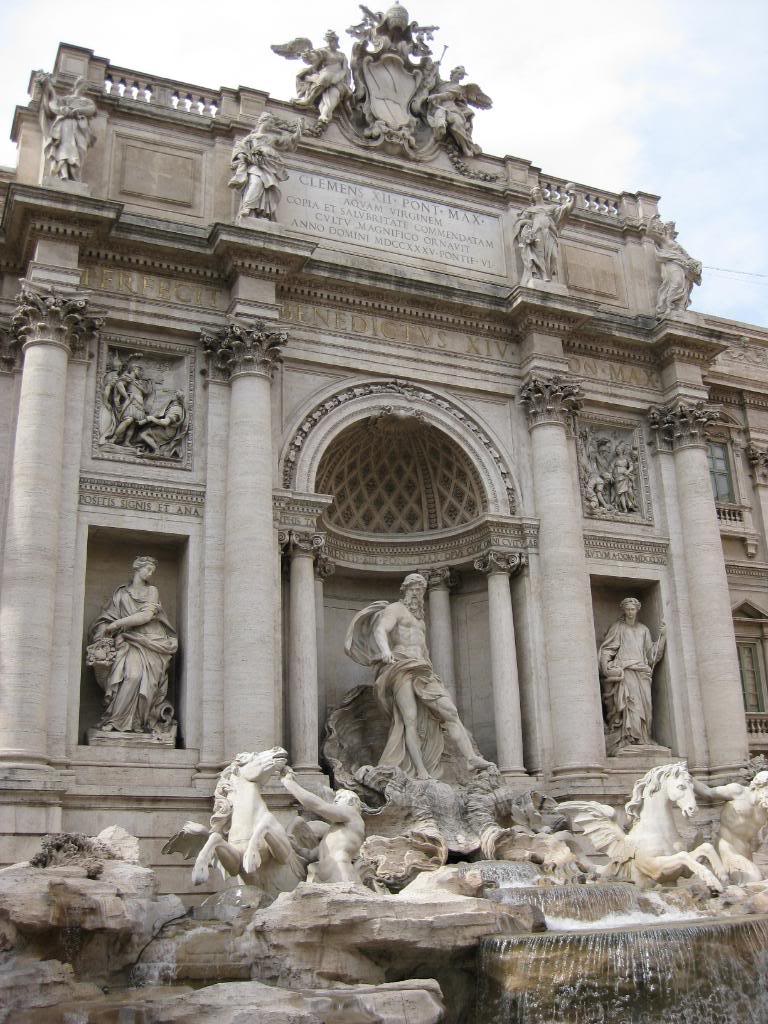 Trevi Fountain The Most Famous Fountain of All fountain trevi1 Trevi Fountain The Most Famous Fountain of All
