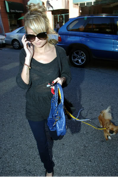 celebrity dog1 Female Celebrities and Their Dogs