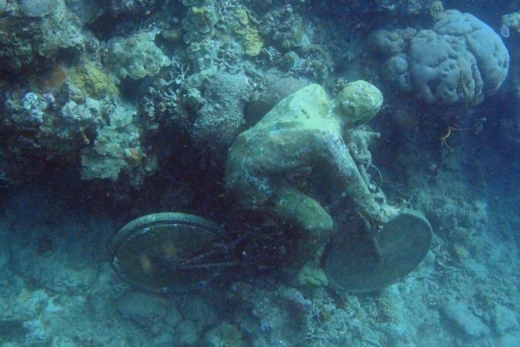 underwater sculpture2 Amazing Underwater Sculpture Park at Moliniere Bay, Grenada