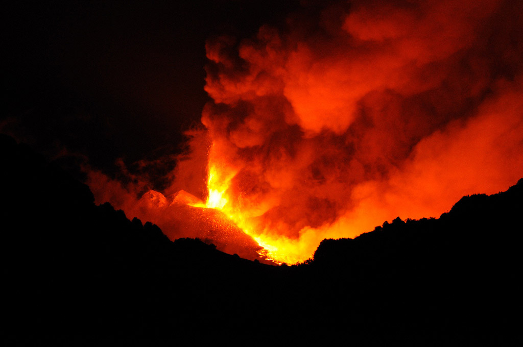 mt etna eruption3 Etna Volcano Eruption 2011