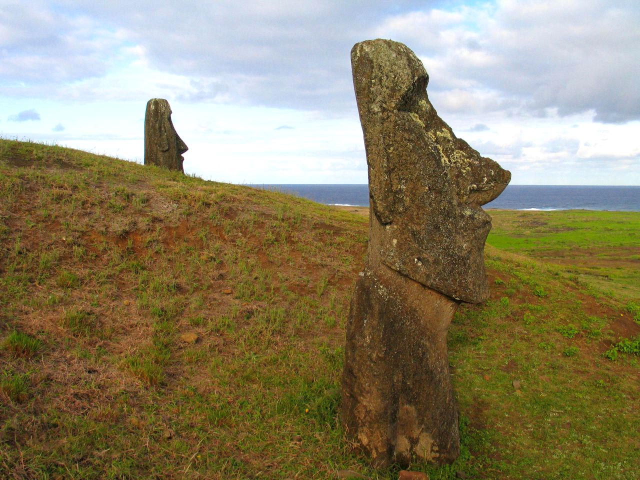 rapa nui6 Gigantic Moai Statues and Heads in Polynesian Easter Island