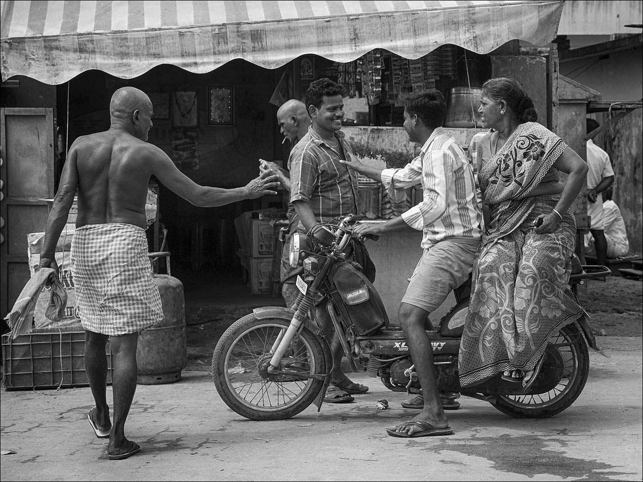 people india12 Daily Life of People in India   Black and White