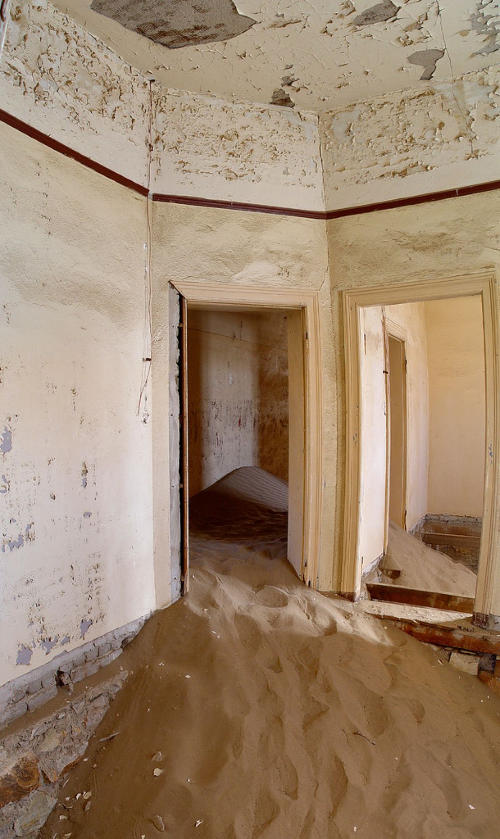 kolmanskop14 Abandoned Kolmanskop Ghost Town in Namibia