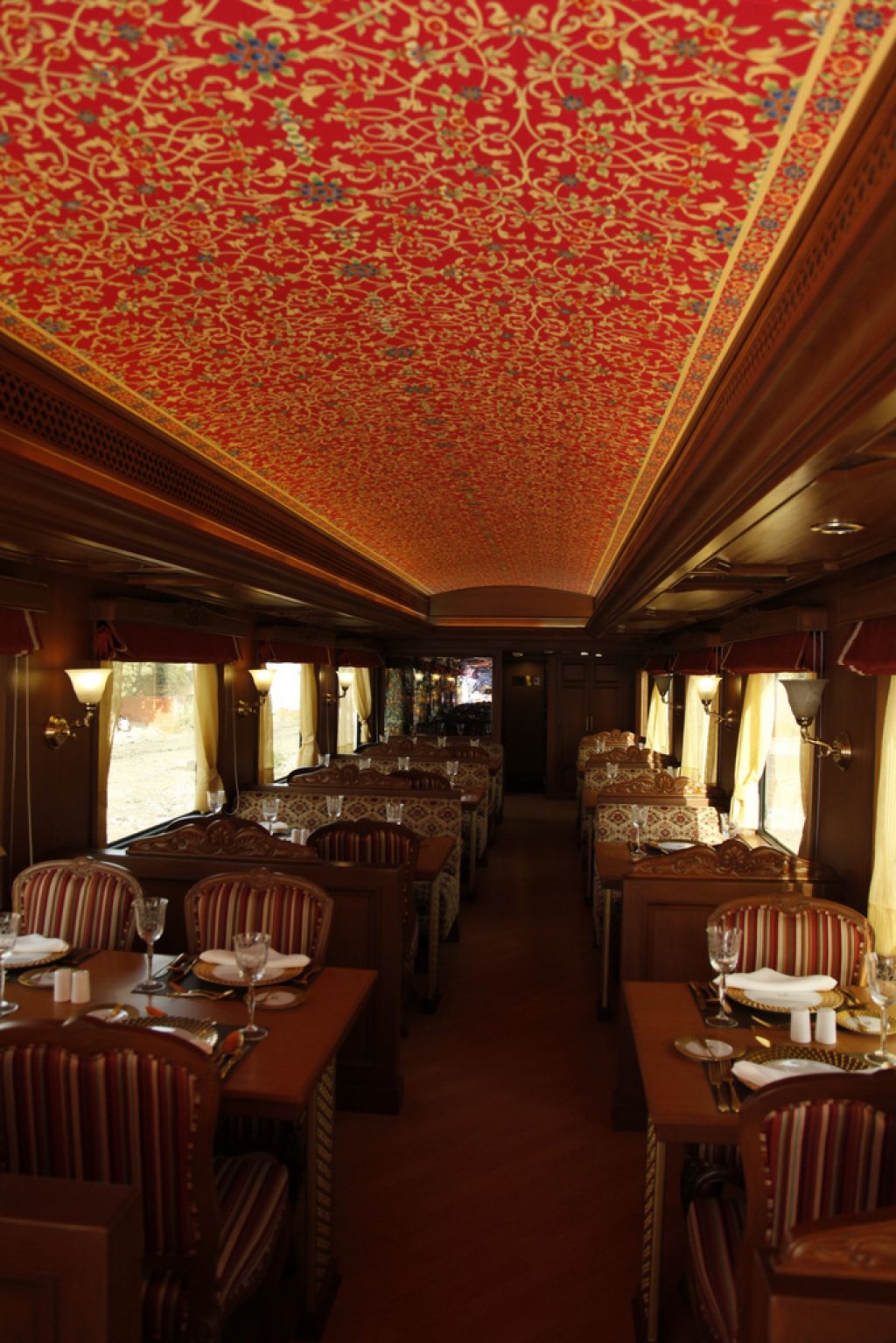 maharaja express2 Maharajas Express   One of the Most Luxurious Trains in World