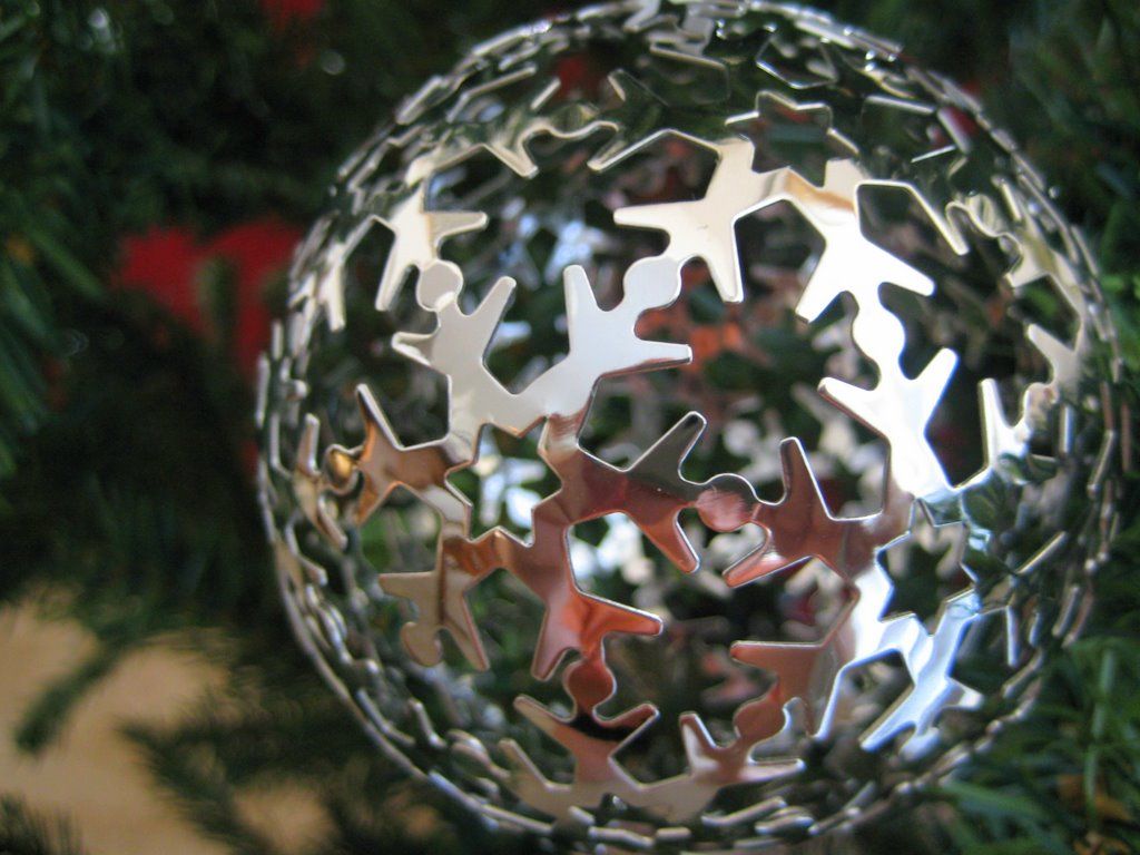 christmas balls10 Christmas Balls Decorate Christmas Tree
