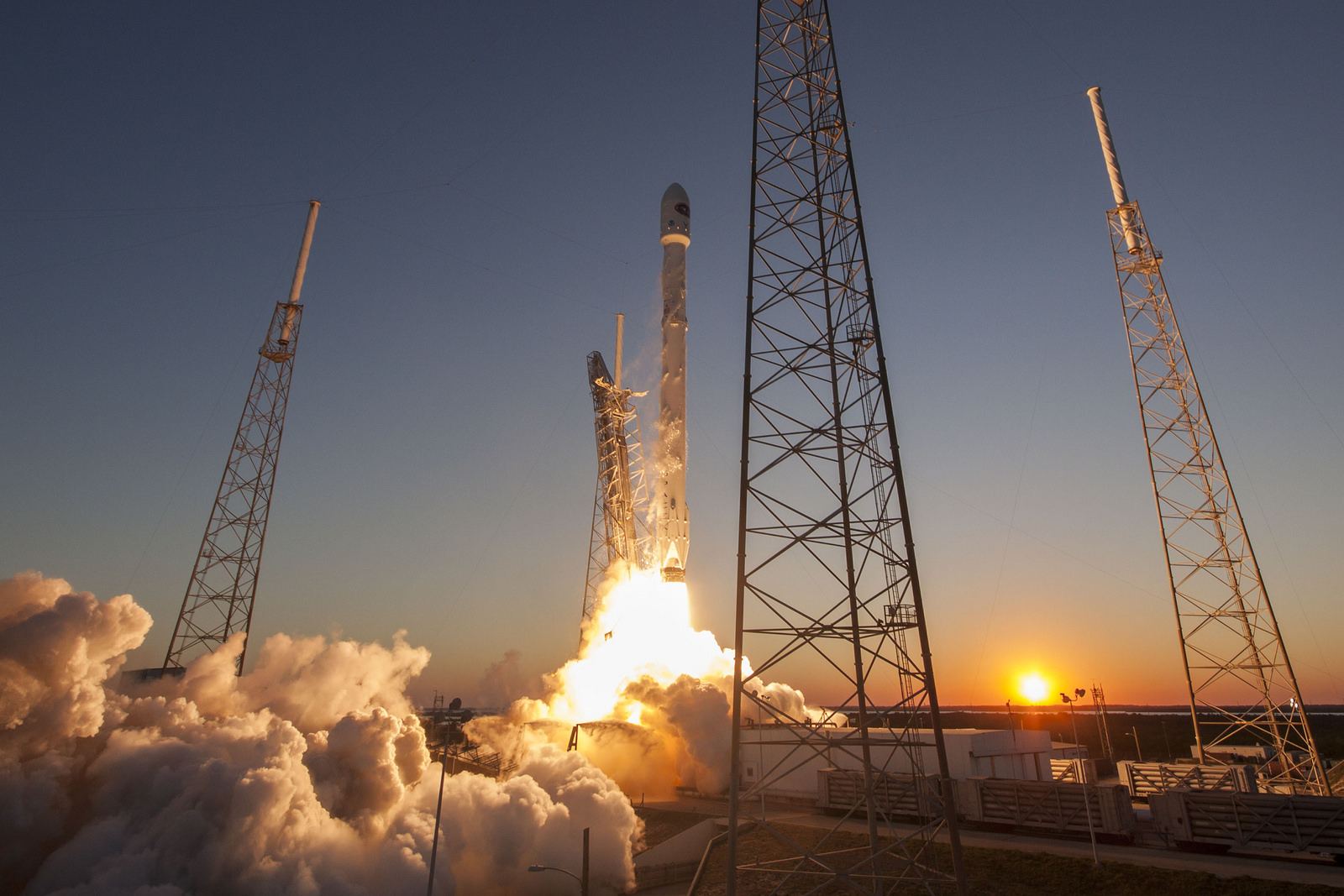 spacex Falcon 9 lifted off from SpaceX Launch Complex