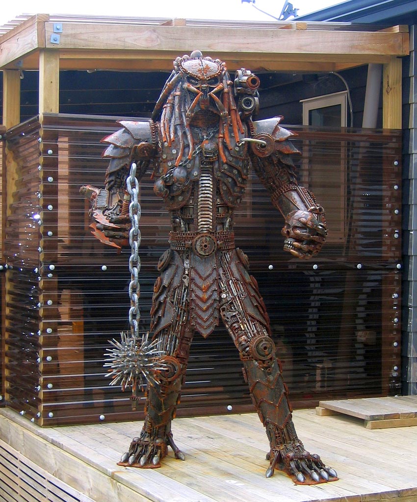 metal sculpture2 Sci fi Lifesize Metal Sculptures at Sea Front of Mangawhai