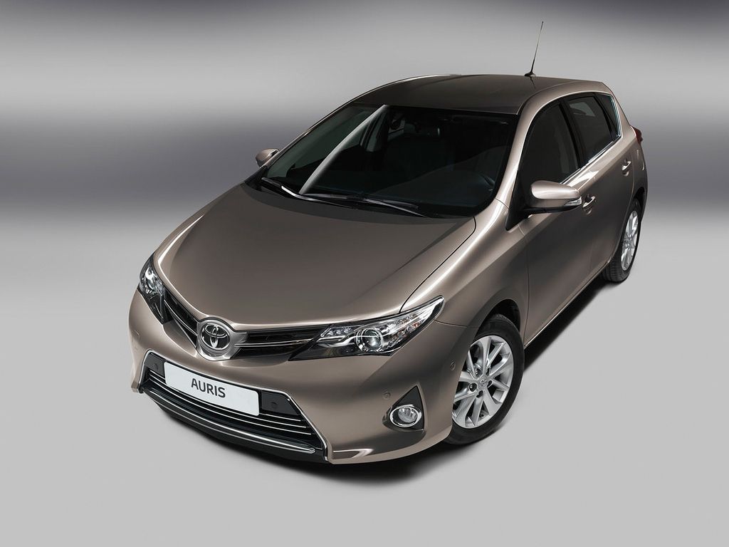 toyota auris7 New 2013 Toyota Auris Hybrid at Paris Motor Show