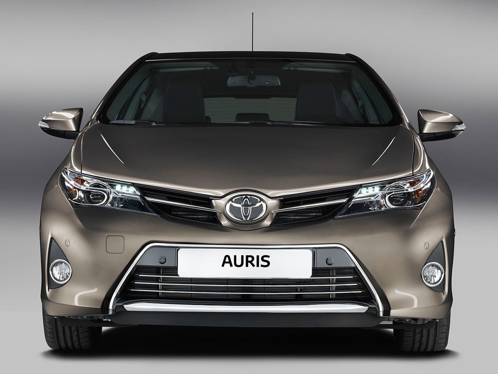 toyota auris9 New 2013 Toyota Auris Hybrid at Paris Motor Show