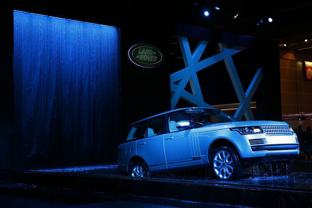 new rangerover9 New Range Rover Revealed at Paris Motor Show