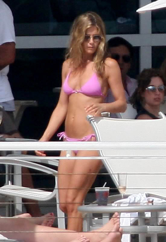 jennifer aniston bikini8 Hot Jennifer Aniston in Bikini