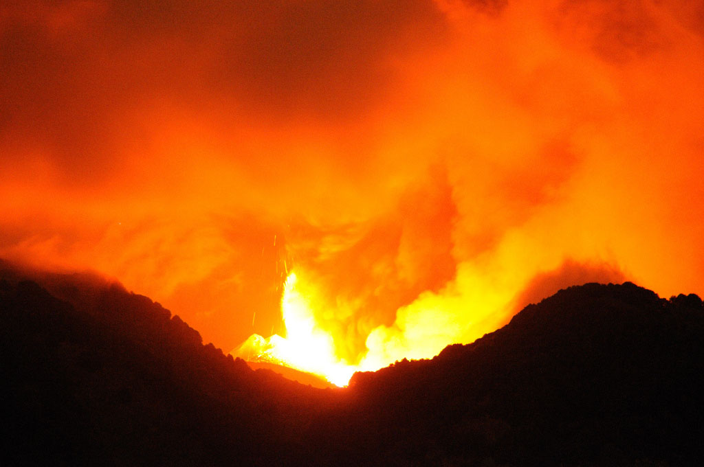 mt etna eruption1 Etna Volcano Eruption 2011