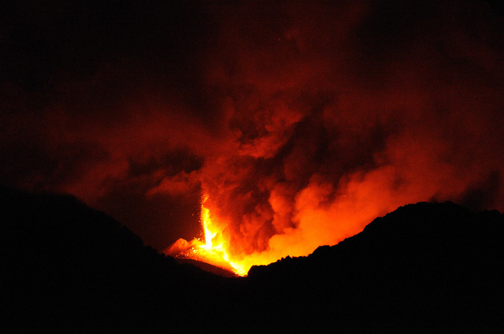 mt etna eruption2 Etna Volcano Eruption 2011