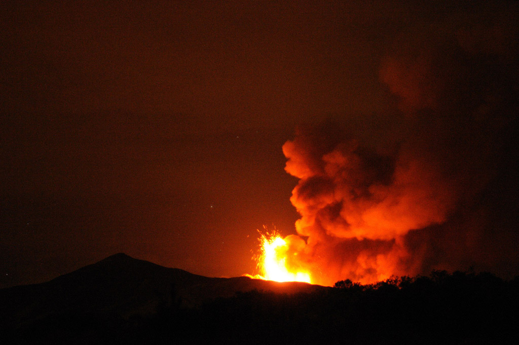 mt etna eruption4 Etna Volcano Eruption 2011