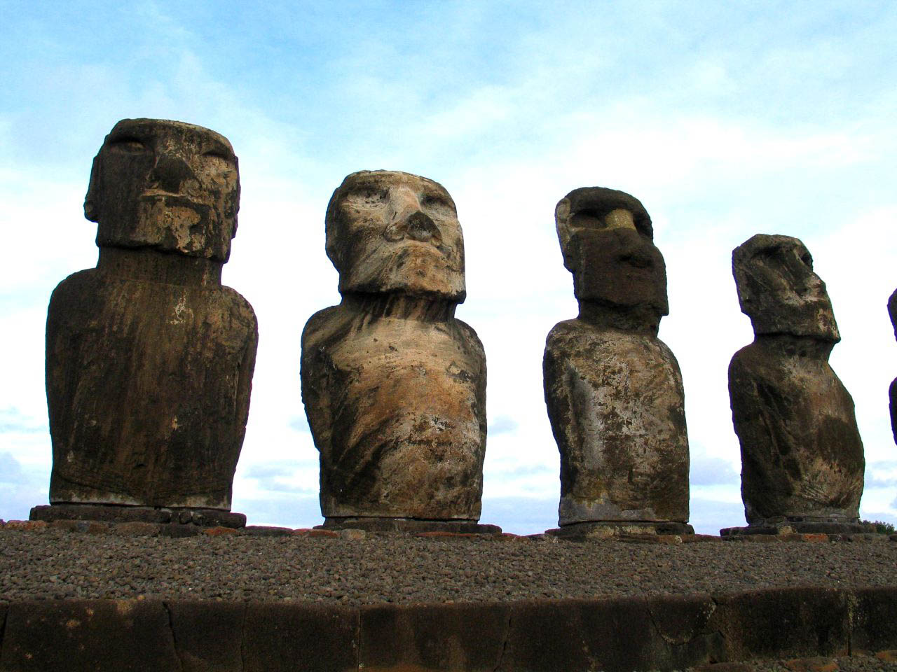 rapa nui10 Gigantic Moai Statues and Heads in Polynesian Easter Island