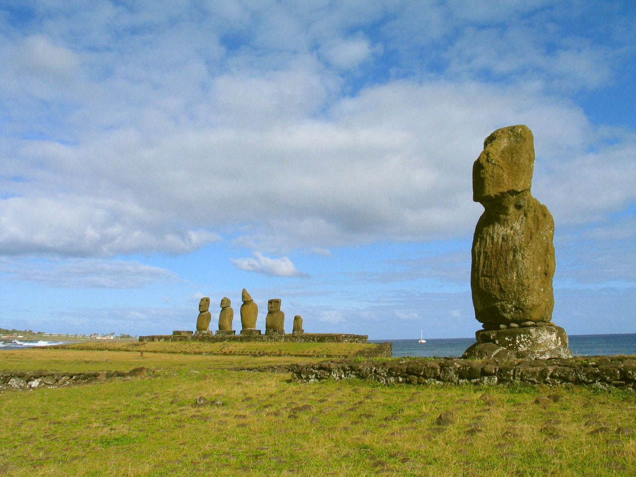 rapa nui3 Gigantic Moai Statues and Heads in Polynesian Easter Island