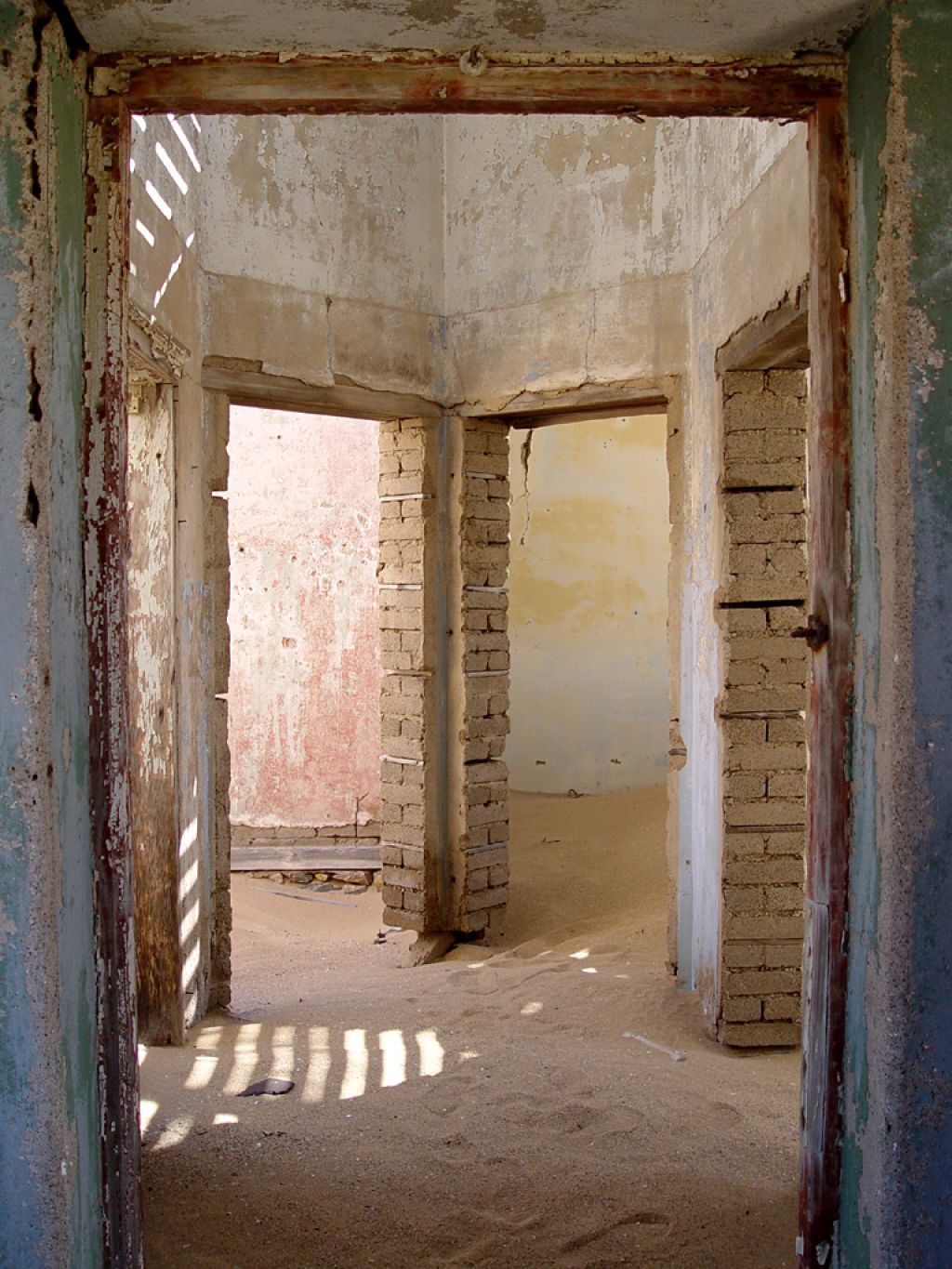 kolmanskop7 Abandoned Kolmanskop Ghost Town in Namibia