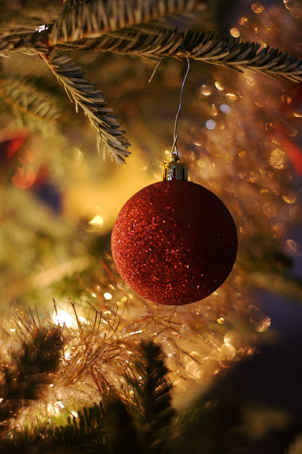 christmas balls14 Christmas Balls Decorate Christmas Tree
