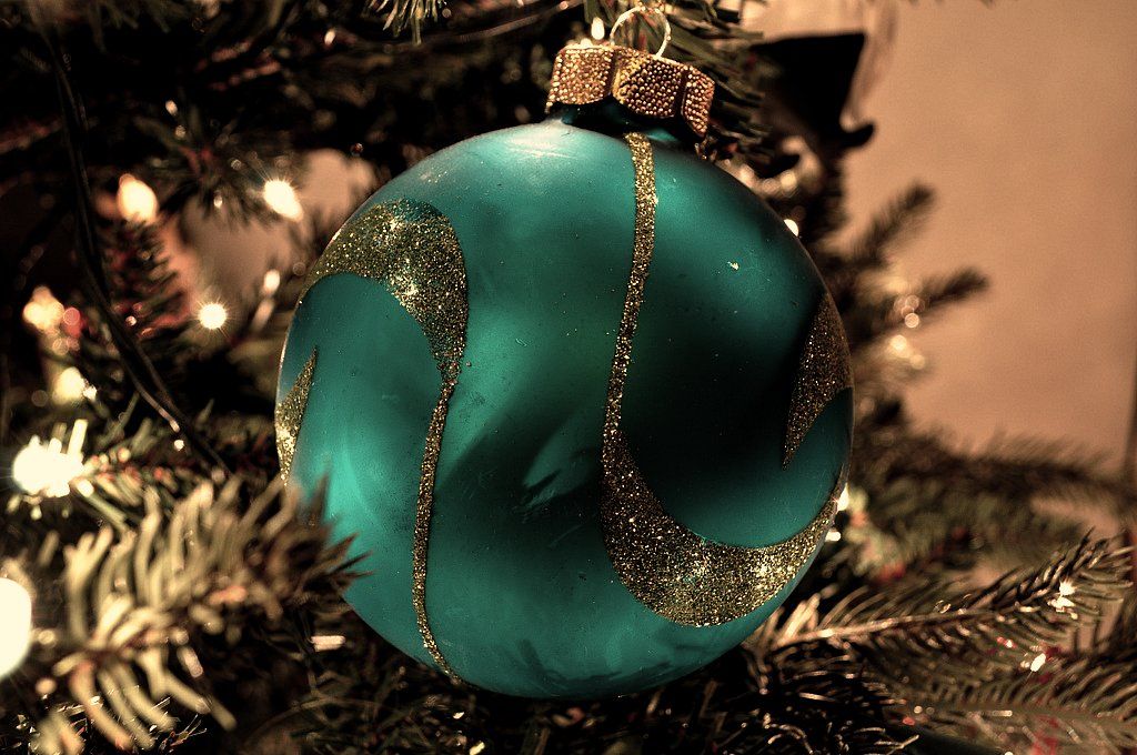 christmas balls18 Christmas Balls Decorate Christmas Tree