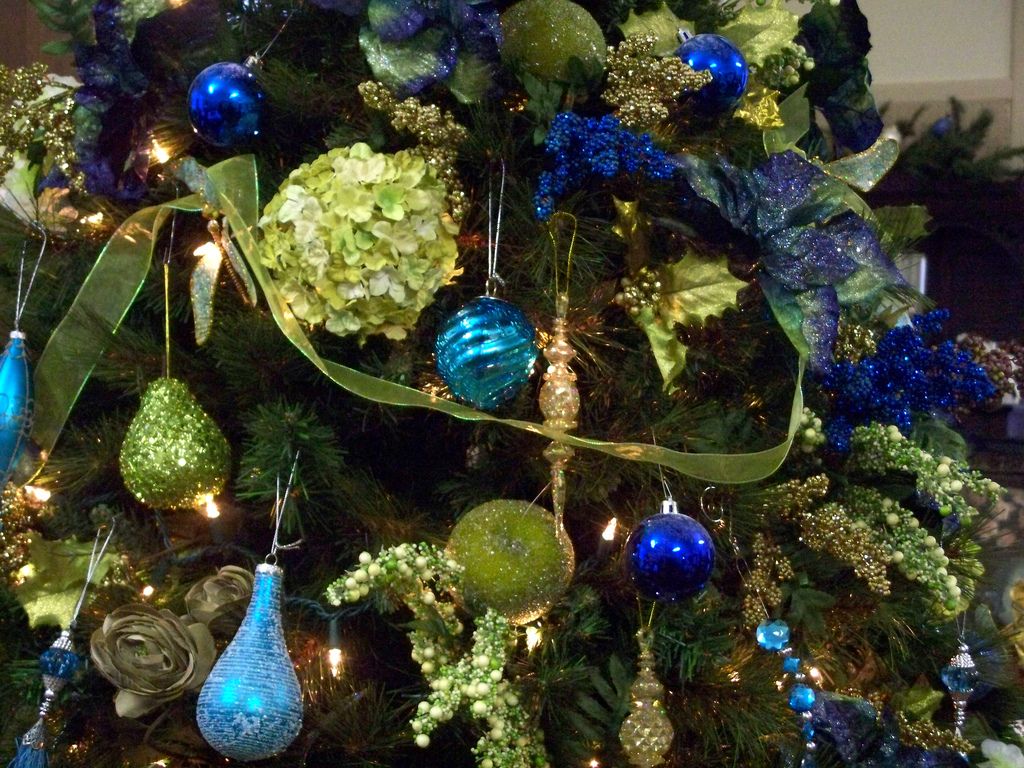 christmas balls22 Christmas Balls Decorate Christmas Tree