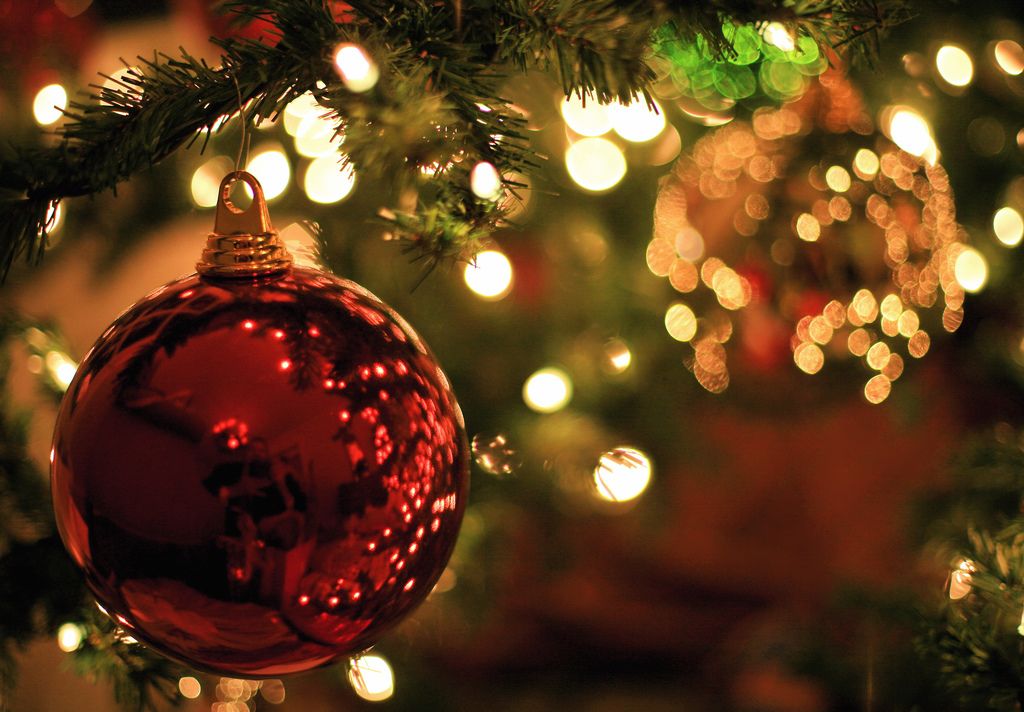 christmas balls8 Christmas Balls Decorate Christmas Tree
